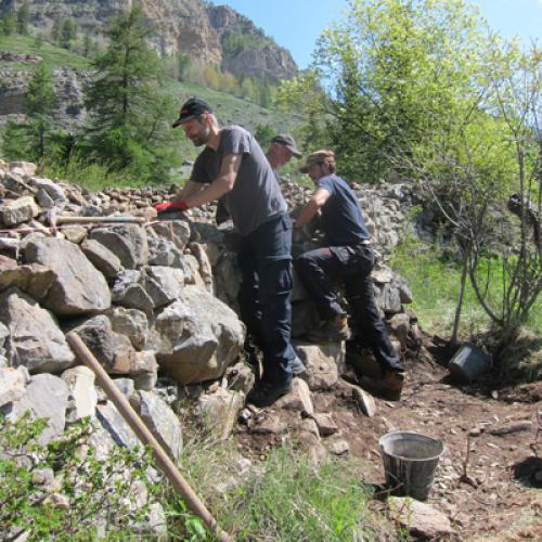 restauration des murs en pierre sèche © J. Rey / PnM