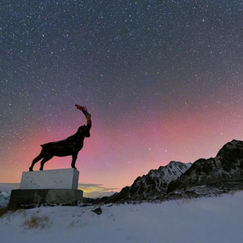 Une aurore boréale dans le ciel du Mercantour