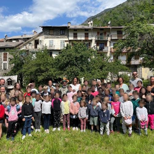 Mundiya Kepanga avec les écoles d'Isola © B. Opolka / PnM