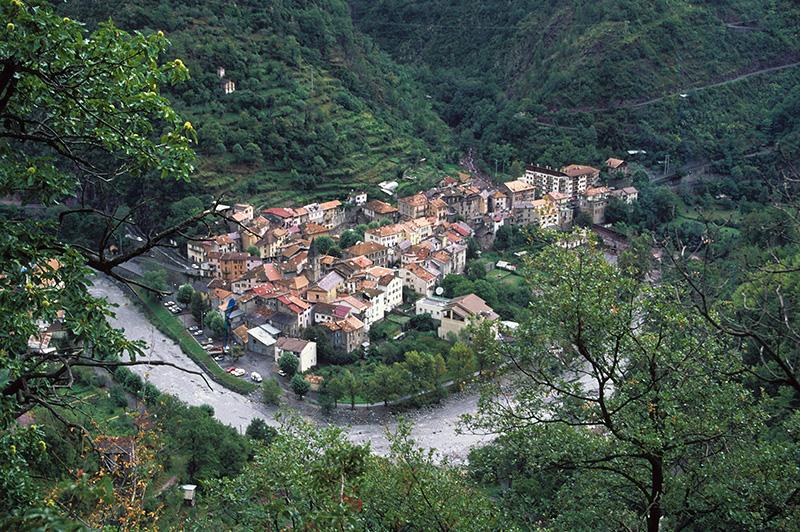  Le village de Saint-Sauveur-sur-Tinée situé dans un méandre de la Tinée 