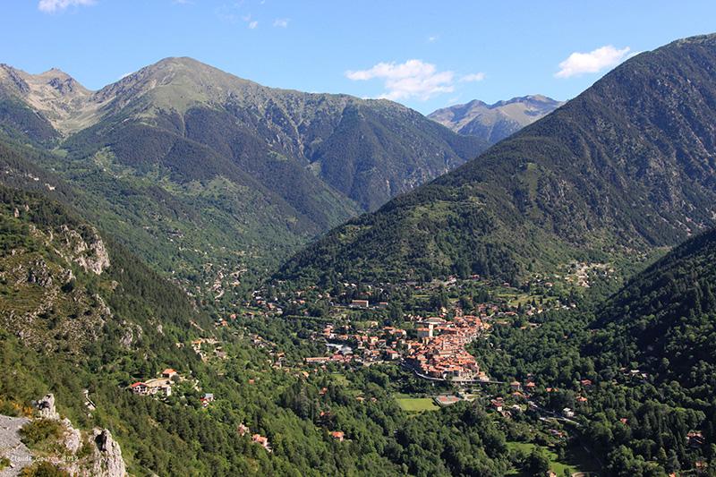 Vue d'ensemble de la vallée et du village de Saint-Martin-Vésubie en fin de printemps