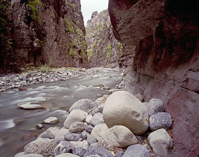 Galets et rochers de rivière polis par les eaux du Var dans les gorges de pélite rouges de Daluis