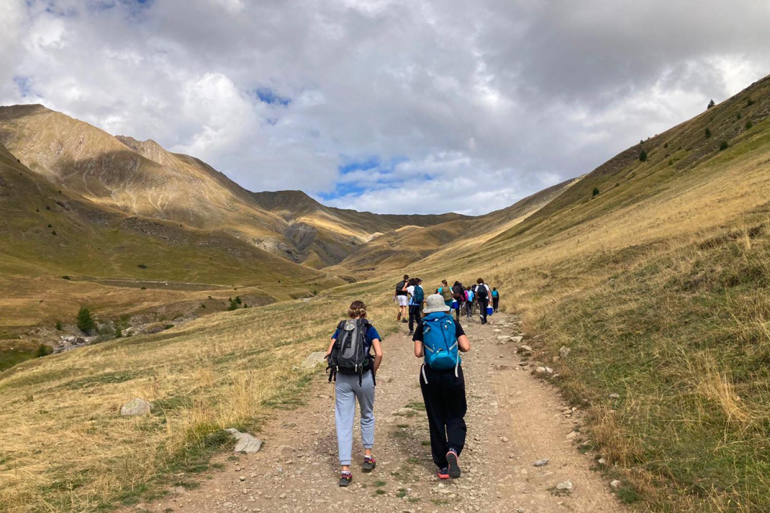 Montée dans les hauteurs de La Foux, sur les pelouses alpines dans le vallon de Sestrière, aux sources du Verdon – photo : Axelle Bono – Lycée de Carmejane