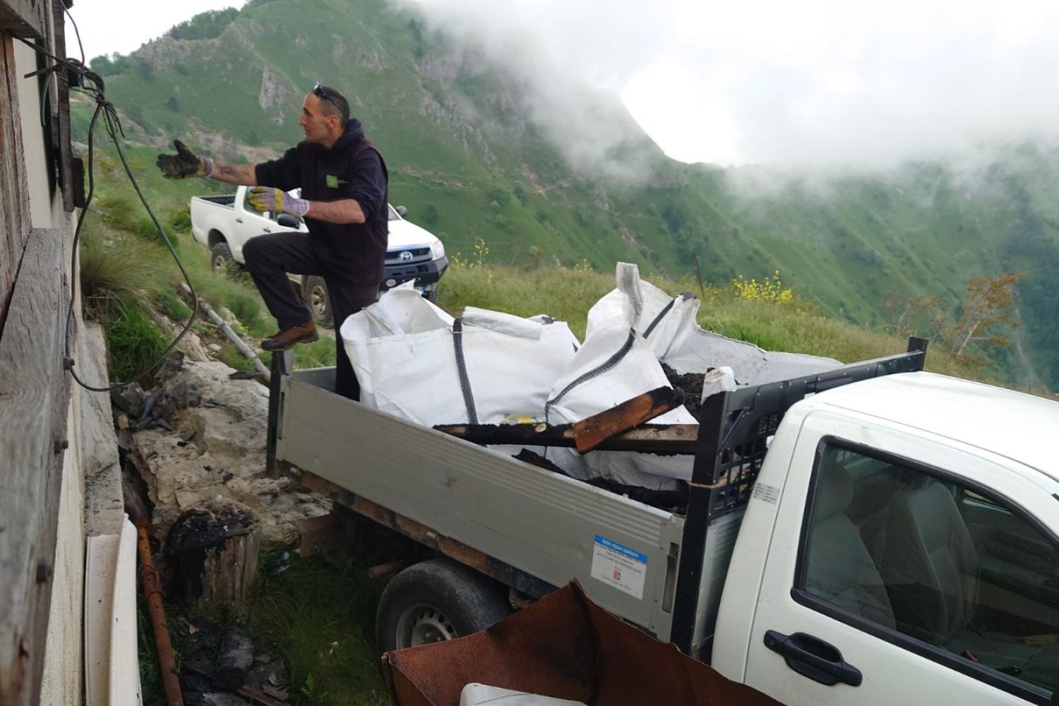 Opération nettoyage post-incendie dans une cabane pastorale de la Bévéra © F. Caillol / PnM