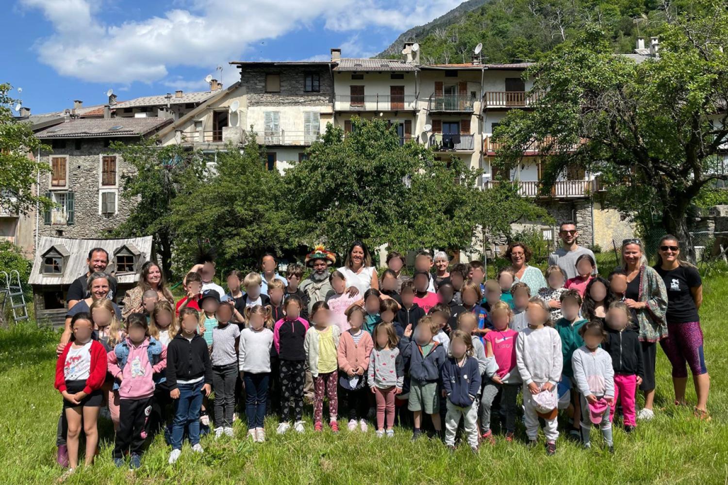 Mundiya Kepanga avec les écoles d'Isola © B. Opolka / PnM