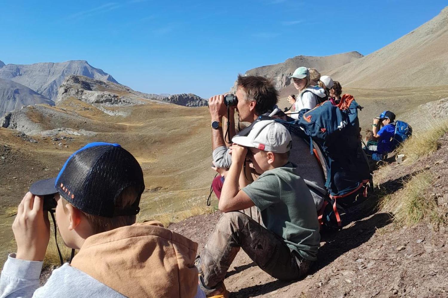 Nous observons des chamois aux jumelles (© C. Georget)