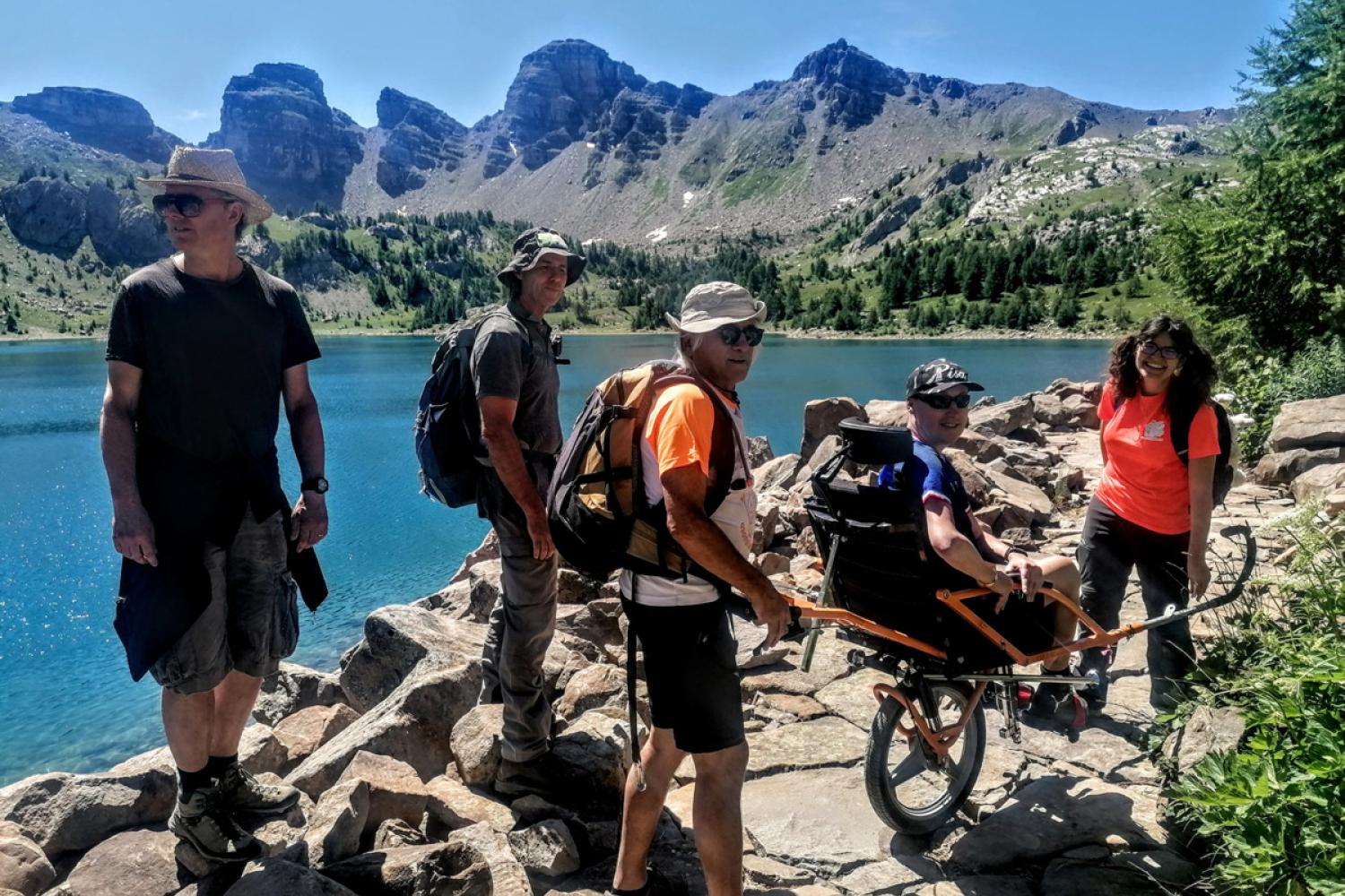 Sortie au lac d'Allos pour des personnes à mobilité réduite © Association Mercantour Écotourisme