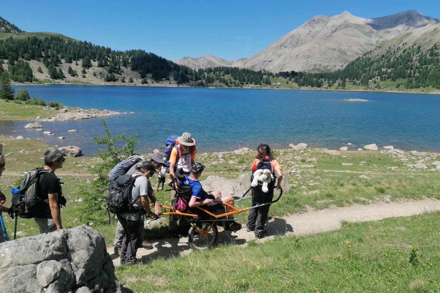 Sortie au lac d'Allos pour des personnes à mobilité réduite © Association Mercantour Écotourisme