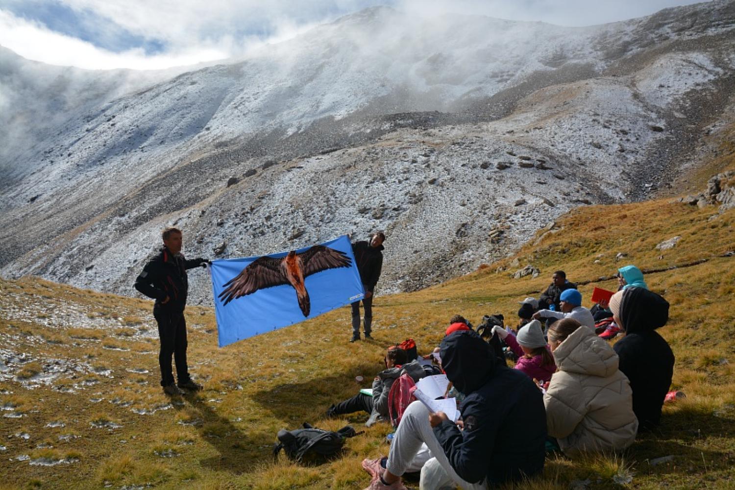 Animation pédagogique avec les élèves de 6eme du collège de Barcelonnette, dans le vallon de Restefond à l'automne. © F. Breton / PnM