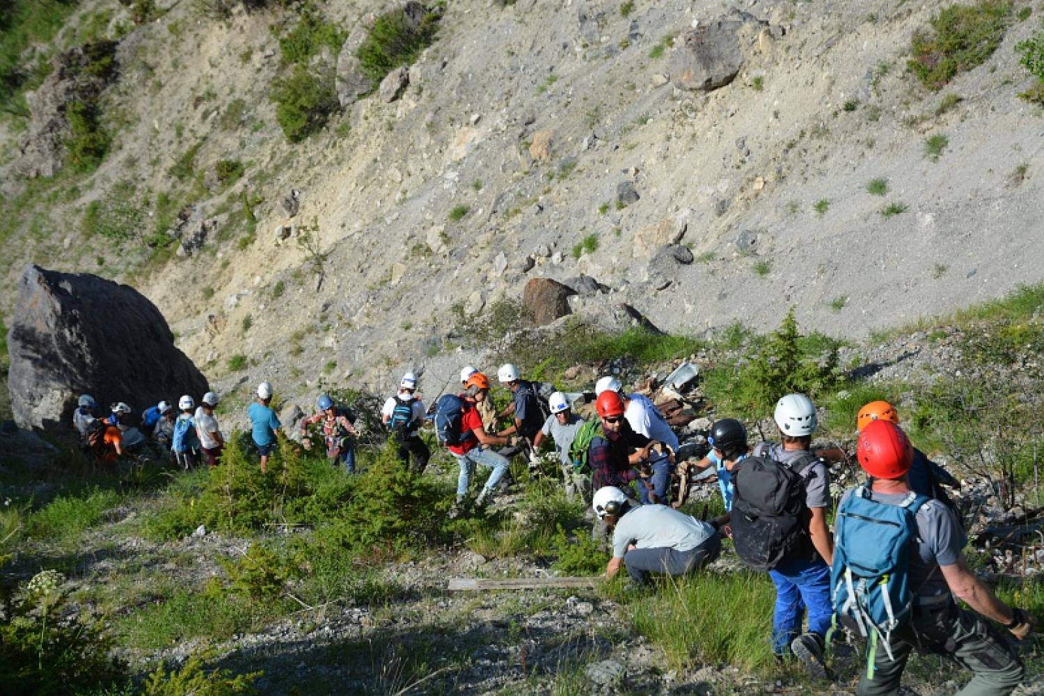 Chaine humaine pour remonter les déchets. Chantier de nettoyage en collaboration avec Mountain Wilderness et ses bénévoles. © F. Breton / PnM