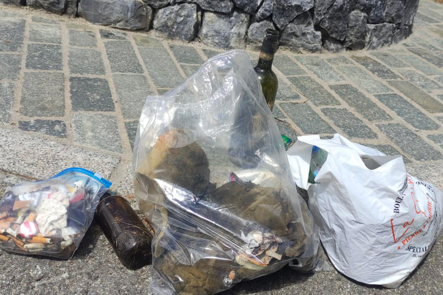 Déchets ramassés à la cime de la Bonette © L. Idczak / PnM