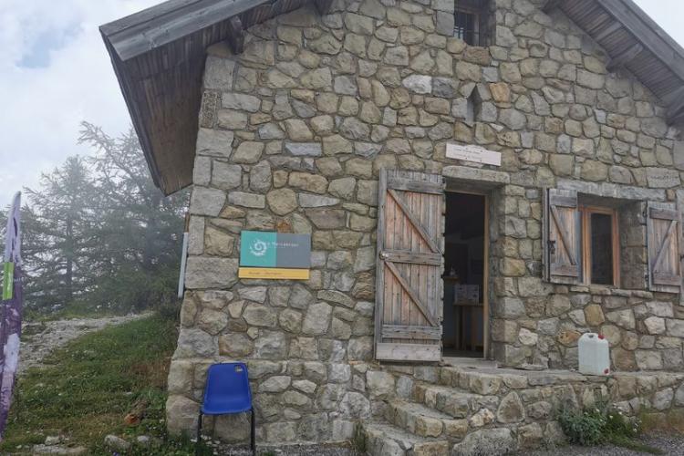 Vue extérieure de la cabane de Tueis - Vue extérieure de la cabane de Tueis