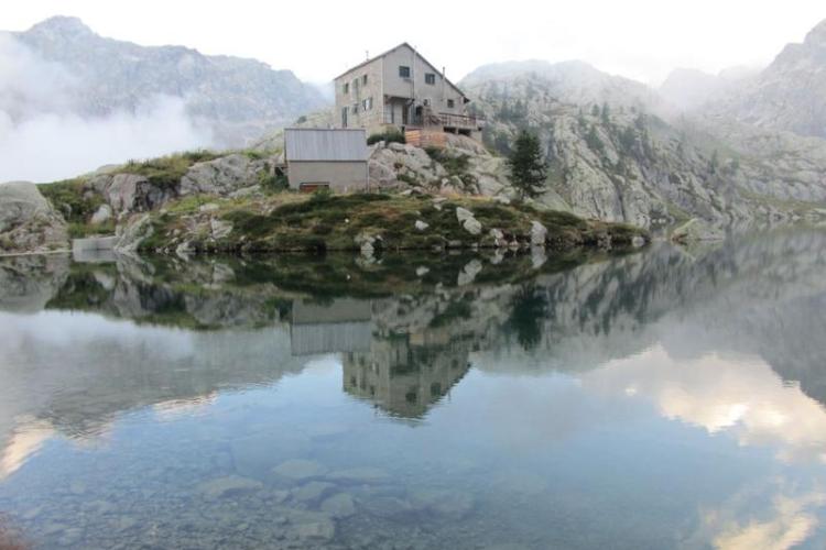 refuge de Valmasque - vue du refuge après un orage